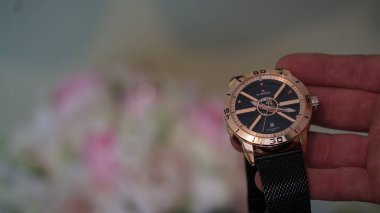 Damatların ellerinde bir buket çiçeğin arka planında.