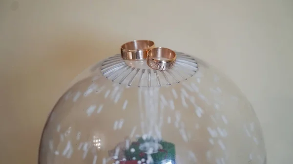 Золотые Кольца Балу День Свадьбы — стоковое фото