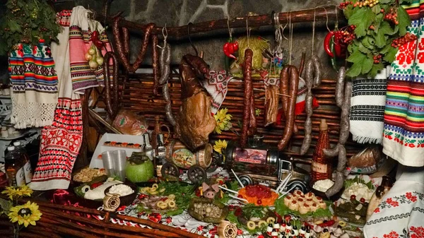 Enfes düğün masasında atıştırmalıklar, Kazak masası. Aperatif masa şenlikli bir akşam yemeği için hazırlandı. Restorandaki ziyafet masasında farklı yemekler, tütsülenmiş sosis var..