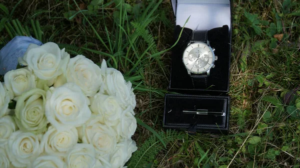 Bouquet Mariage Blanc Fleurs Blanches Avec Une Horloge Sur Herbe — Photo