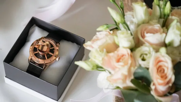 Alyansları ve buketi olan saatler.