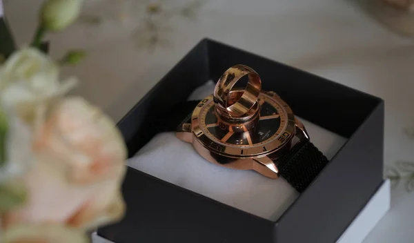 Orologi Con Fedi Nuziali Bouquet — Foto Stock