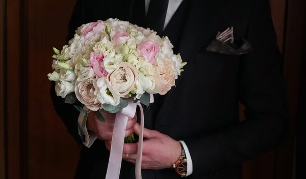 Bouquet Fleurs Dans Les Mains Marié Avec Une Horloge Une — Photo