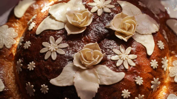 Torta Cuajada Con Las Pasas Tabla Cortar Las Flores —  Fotos de Stock