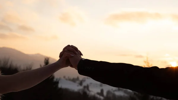 Hand Hand Zonnige Zonsondergang Besneeuwd Weer — Stockfoto