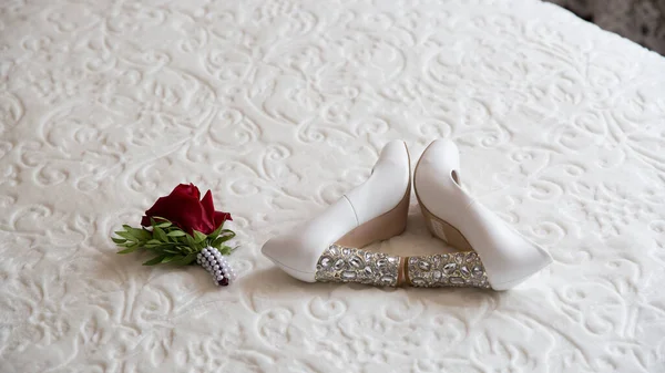 Nevěstina Kytice Boty Snubní Prsteny Sada Pozvánek Příslušenství Nevěsty Svatební — Stock fotografie