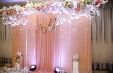 Düğün günü ve koridorda çiçekli dekor. Romantik