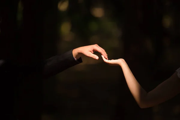 Milující Chlap Dívka Drží Ruce Rozmazané Pozadí Slunci — Stock fotografie