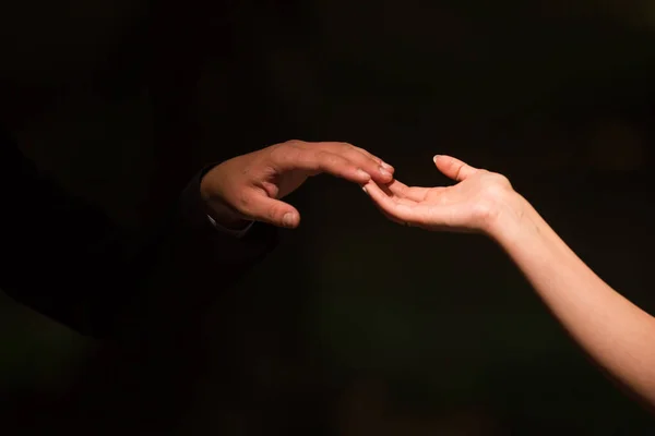 Άντρας Και Κορίτσι Αγγίζουν Χέρια Ρομαντικό Τρόπο Ημέρα Γάμου — Φωτογραφία Αρχείου