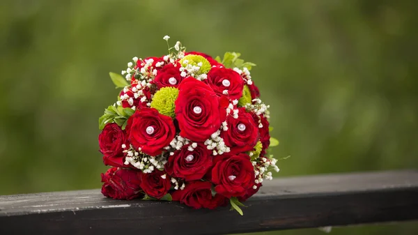 Fiori Nelle Mani Dello Sposo Con Orologio Sulla Mano — Foto Stock