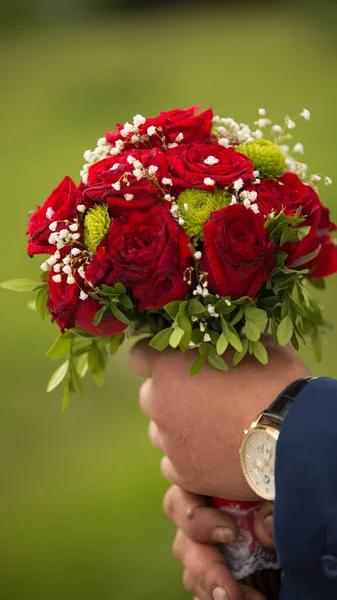 Fiori Nelle Mani Dello Sposo Con Orologio Sulla Mano Giorno — Foto Stock