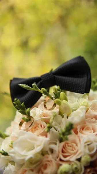 Boutonniere Uma Árvore Com Fundo Bokeh Borboleta Com Anéis Buquê — Fotografia de Stock