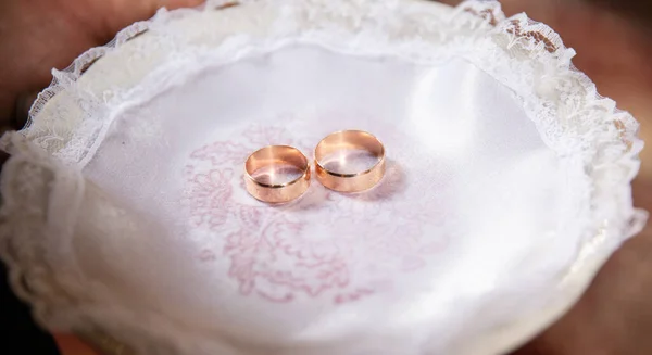 Gelin ve damadın halkaları bir tabakta bir mum.