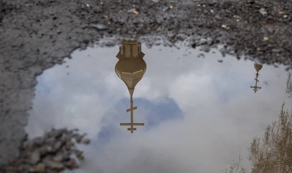 Sudaki bir kilise çatlağının yansıması..
