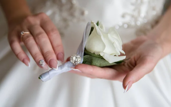 Нареченій Тримається Весільна Квітка — стокове фото