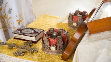 Ortodoks düğün günü taçla.