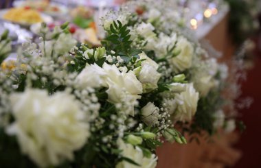 Evlilik için güzel bir düğün restoranı. Gelin ve damat için beyaz dekor.