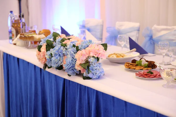 結婚式のテーブルの装飾としての花や緑 — ストック写真