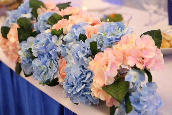 Sul Tavolo Nuziale Fiori Con Cibo — Foto Stock