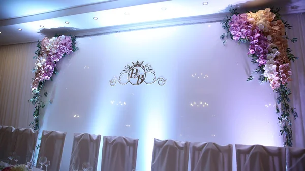 花やキャンドルで装飾的な結婚式のテーブルを飾る — ストック写真