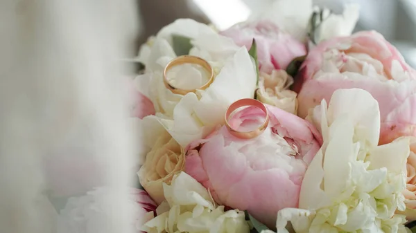 Gyűrűk Egy Esküvői Csokron — Stock Fotó