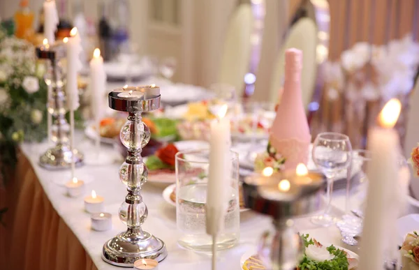 Kaarsen Branden Een Bruiloft Tafel Met Champagne Achtergrond — Stockfoto