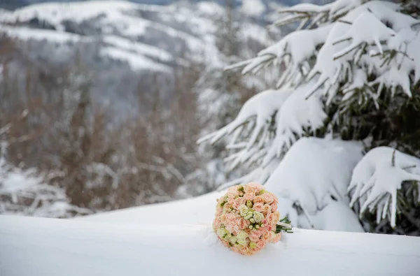 Düğün buketi kışın dağlarda ormanların arka planında.. 