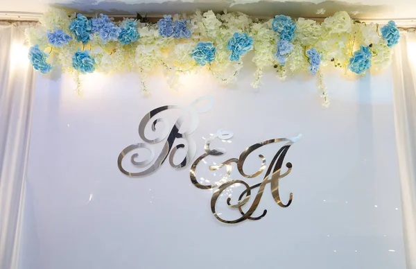 花や手紙を持つホールでの結婚式の背景 — ストック写真