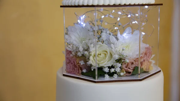 Bolo Casamento Com Flores Rosas Luz Fundo — Fotografia de Stock