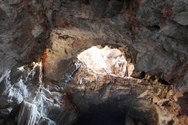 Borra mağaraları Hindistan 'ın doğu kıyısında, Araku vadisinin Ananthagiri tepelerinde, Andhra Pradesh' in Visakhapatnam bölgesinde yer alır. Borra Mağaraları içinde kaya oluşumları. Hindistan 'daki Stalactite ve Stalagmite mağaraları.