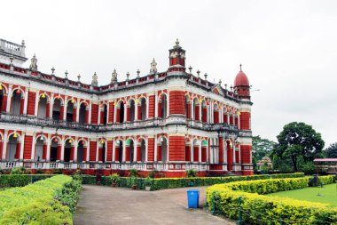Cooch Behar Sarayı, Victor Jubilee Sarayı olarak da bilinir. Eski, klasik. 1887 yılında Maharaja Nripendra Narayan döneminde Buckingham Sarayı modelinde tasarlanmıştır. Kuçu Behar Rajbari