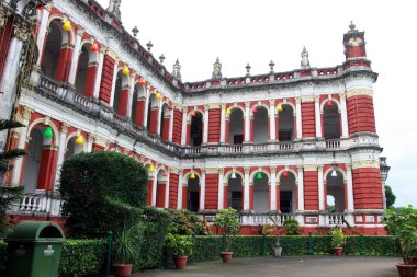 Cooch Behar Sarayı, Victor Jubilee Sarayı olarak da bilinir. Eski, klasik. 1887 yılında Maharaja Nripendra Narayan döneminde Buckingham Sarayı modelinde tasarlanmıştır. Kuçu Behar Rajbari