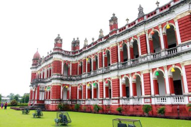 Cooch Behar Sarayı, Victor Jubilee Sarayı olarak da bilinir. Eski, klasik. 1887 yılında Maharaja Nripendra Narayan döneminde Buckingham Sarayı modelinde tasarlanmıştır. Kuçu Behar Rajbari