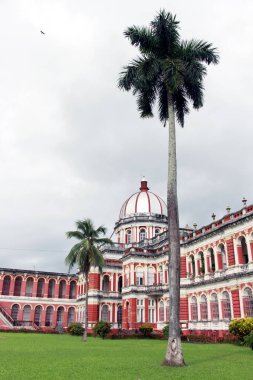 Cooch Behar Sarayı, Victor Jubilee Sarayı olarak da bilinir. Eski, klasik. 1887 yılında Maharaja Nripendra Narayan döneminde Buckingham Sarayı modelinde tasarlanmıştır. Kuçu Behar Rajbari