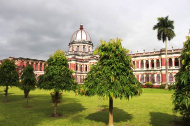 Cooch Behar Sarayı, Victor Jubilee Sarayı olarak da bilinir. Eski, klasik. 1887 yılında Maharaja Nripendra Narayan döneminde Buckingham Sarayı modelinde tasarlanmıştır. Kuçu Behar Rajbari