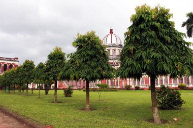 Cooch Behar Sarayı, Victor Jubilee Sarayı olarak da bilinir. Eski, klasik. 1887 yılında Maharaja Nripendra Narayan döneminde Buckingham Sarayı modelinde tasarlanmıştır. Kuçu Behar Rajbari