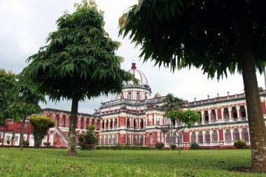 Cooch Behar Sarayı, Victor Jubilee Sarayı olarak da bilinir. Eski, klasik. 1887 yılında Maharaja Nripendra Narayan döneminde Buckingham Sarayı modelinde tasarlanmıştır. Kuçu Behar Rajbari