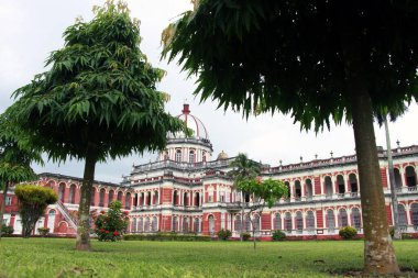 Cooch Behar Sarayı, Victor Jubilee Sarayı olarak da bilinir. Eski, klasik. 1887 yılında Maharaja Nripendra Narayan döneminde Buckingham Sarayı modelinde tasarlanmıştır. Kuçu Behar Rajbari