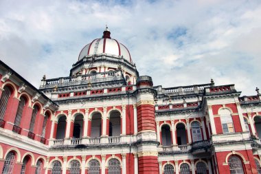 Cooch Behar Sarayı, Victor Jubilee Sarayı olarak da bilinir. Eski, klasik. 1887 yılında Maharaja Nripendra Narayan döneminde Buckingham Sarayı modelinde tasarlanmıştır. Kuçu Behar Rajbari