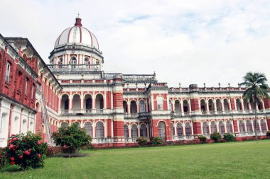 Cooch Behar Sarayı, Victor Jubilee Sarayı olarak da bilinir. Eski, klasik. 1887 yılında Maharaja Nripendra Narayan döneminde Buckingham Sarayı modelinde tasarlanmıştır. Kuçu Behar Rajbari