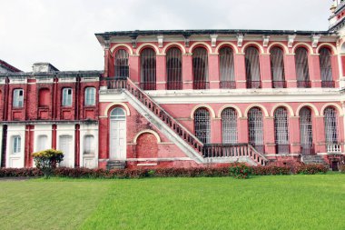 Cooch Behar Sarayı, Victor Jubilee Sarayı olarak da bilinir. Eski, klasik. 1887 yılında Maharaja Nripendra Narayan döneminde Buckingham Sarayı modelinde tasarlanmıştır. Kuçu Behar Rajbari