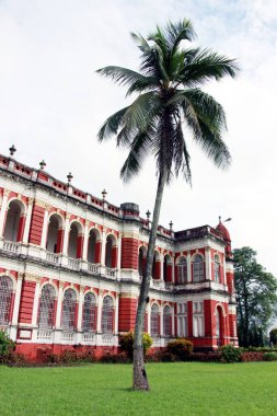 Cooch Behar Sarayı, Victor Jubilee Sarayı olarak da bilinir. Eski, klasik. 1887 yılında Maharaja Nripendra Narayan döneminde Buckingham Sarayı modelinde tasarlanmıştır. Kuçu Behar Rajbari