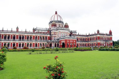 Cooch Behar Sarayı, Victor Jubilee Sarayı olarak da bilinir. Eski, klasik. 1887 yılında Maharaja Nripendra Narayan döneminde Buckingham Sarayı modelinde tasarlanmıştır. Kuçu Behar Rajbari