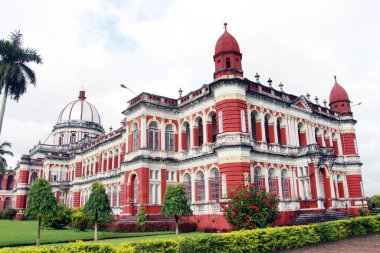 Cooch Behar Sarayı, Victor Jubilee Sarayı olarak da bilinir. Eski, klasik. 1887 yılında Maharaja Nripendra Narayan döneminde Buckingham Sarayı modelinde tasarlanmıştır. Kuçu Behar Rajbari