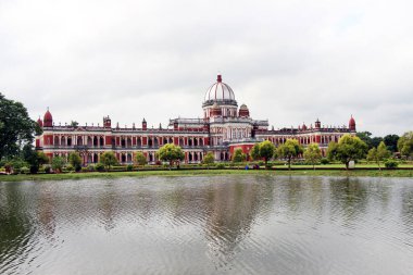 Cooch Behar Sarayı, Victor Jubilee Sarayı olarak da bilinir. Eski, klasik. 1887 yılında Maharaja Nripendra Narayan döneminde Buckingham Sarayı modelinde tasarlanmıştır. Kuçu Behar Rajbari