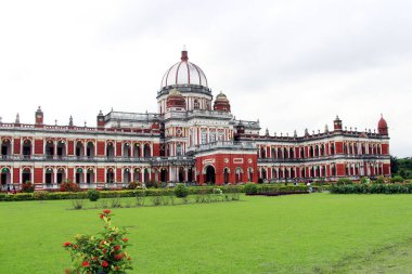 Cooch Behar Sarayı, Victor Jubilee Sarayı olarak da bilinir. Eski, klasik. 1887 yılında Maharaja Nripendra Narayan döneminde Buckingham Sarayı modelinde tasarlanmıştır. Kuçu Behar Rajbari