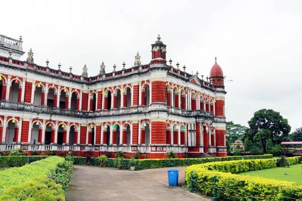 Cooch Behar Sarayı, Victor Jubilee Sarayı olarak da bilinir. Eski, klasik. 1887 yılında Maharaja Nripendra Narayan döneminde Buckingham Sarayı modelinde tasarlanmıştır. Kuçu Behar Rajbari