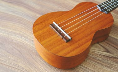 Ahşap arkaplanda retro gitar