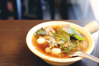 Sıcak Asya eriştesi, Tayland usulü, klasik efekt.