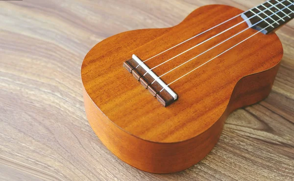 Ahşap arkaplanda retro gitar